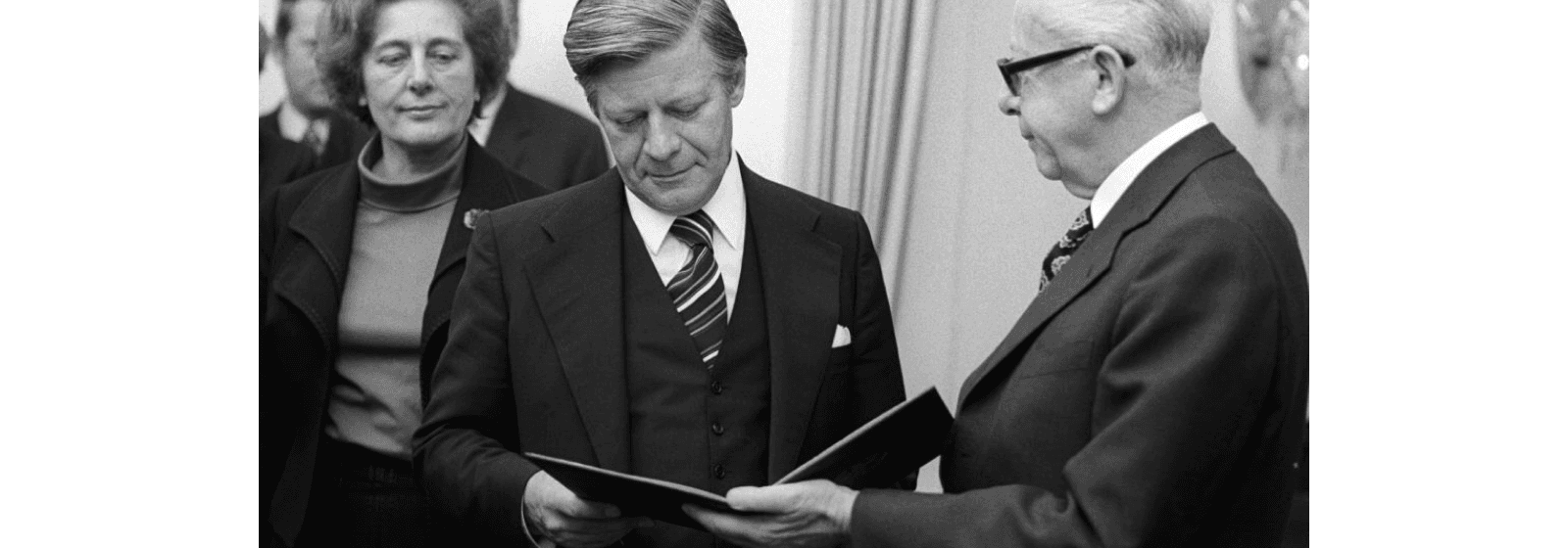 Der deutsche Bundespräsident Gustav Heinemann gibt Helmut Schmidt 1974 die Ernennungsurkunde zum deutschen Bundeskanzler. Was gehört zu den Aufgaben des deutschen Bundespräsidenten / der deutschen Bundespräsidentin?